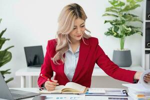 planning, controleren, bedrijf planning, financiën, jong Aziatisch bedrijf vrouw werken Aan computer en controle investering documenten en planning afzet naar toenemen winst, bedrijf concepten foto