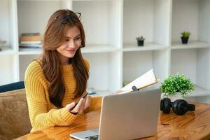 gelukkig Latijns meisje college leerling aan het kijken afstand online aan het leren klas, afgelegen Universiteit webinar of hebben praten Aan laptop video telefoontje en gebruik notitieboekje naar virtueel vergadering congres Bij huis of campus foto