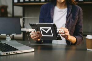 vrouw handen gebruik makend van laptop, tablet typen Aan toetsenbord en surfing de internet met e-mail icoon, e-mail afzet concept, sturen e-mail of nieuwsbrief, online werken internet netwerk technologie. foto