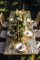 vakantie tafellandschap, gouden formeel avondeten tafel instelling, tafel scape met goud decoratie voor bruiloft partij en evenement viering, generatief ai foto