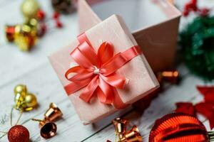 detailopname van roze geschenk doos en Kerstmis samenstelling Aan een hout achtergrond. lay-out Kerstmis achtergrond concept. foto