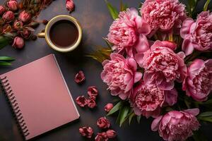 boeket van roze pioenen met kop van koffie, kladblok Aan tafel, top visie. ai gegenereerd, bloem kaart foto