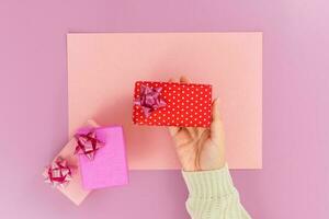 vrouw handen leveren klein cadeaus foto