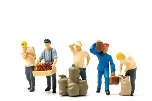 miniatuur mensen , arbeider team staand Aan wit achtergrond, arbeid dag concept foto