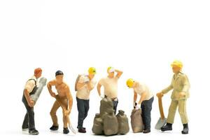 miniatuur mensen , arbeider team staand Aan wit achtergrond, arbeid dag concept foto