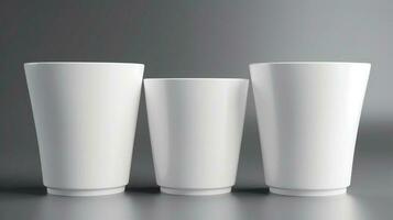 een leeg wit achtergrond biedt een schoon en minimalistische kijken voor deze sap cups mockup ai gegenereerd foto