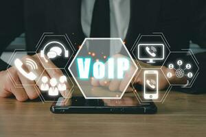 voip, stem over- ik p telecommunicatieverbinding concept, bedrijf persoon hand- gebruik makend van smartphone met voip icoon Aan virtueel scherm. foto