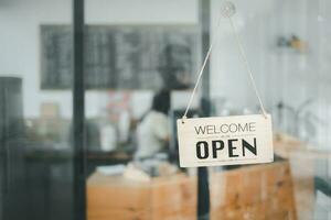 Open teken breed door de glas van deur in cafe. bedrijf onderhoud en voedsel concept. foto