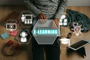 e-learning concept, persoon hand- werken Aan laptop met e-learning icoon Aan virtueel scherm, onderwijs Aan internetten, e-learning concept. foto