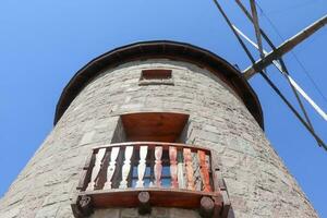 windmolen en blauw lucht. foto van windmolen met oogsten