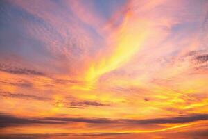 mooi , luxe zacht helling oranje goud wolken en zonlicht Aan de blauw lucht perfect voor de achtergrond, nemen in eeuwigheid, schemering foto