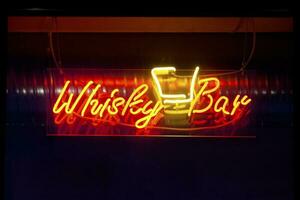 whisky bar - neon licht foto