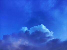 wit bewolkt in de blauwe lucht natuurlijke achtergrond, kopieer ruimte om tekst te schrijven foto