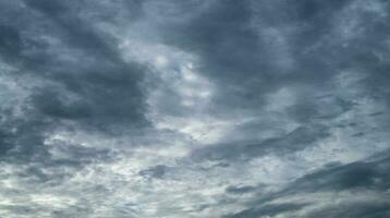 bewolkte hemel. dramatische grijze lucht en donkere wolken voor regen in het regenseizoen. bewolkte en humeurige lucht. storm hemel. sombere en humeurige achtergrond. bewolkte wolken. verdrietig, eenzaam en dood abstracte achtergrond. foto