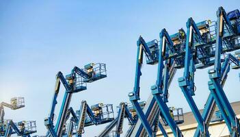 gearticuleerd boom tillen. antenne platform tillen. telescopisch boom optillen tegen Doorzichtig lucht. mobiel bouw kraan voor huur en uitverkoop. onderhoud en reparatie hydraulisch boom optillen onderhoud. kraan dealerschap. foto