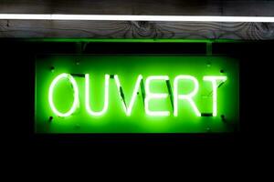 ouvert - neon licht foto