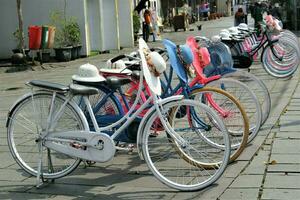 Jakarta, Indonesië-23 april 2023 ontel fiets Bij fatahillah museum Jakarta Indonesië foto