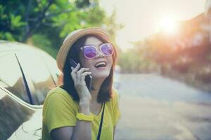 vrouw pratend naar telefoon met geluk gezicht foto