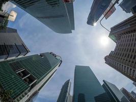 een wolkenkrabber in singapore op een zonnige dag