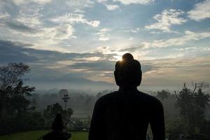 de borobudur tempel bij zonsopgang foto