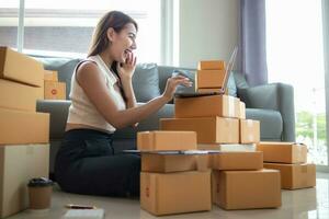 veel pakket dozen zijn bereid en geïnspecteerd voordat roeping Verzending bedrijf naar plukken omhoog pakket voor levering. ondernemers MKB hebben bereid pakket dozen voor levering na ontvangen bestellingen foto