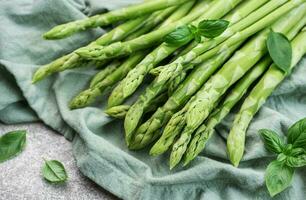 vers groen asperges Aan beton achtergrond. foto