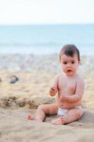 baby op het strand foto