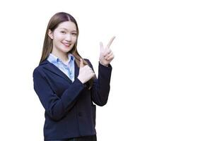professioneel Aziatisch werken vrouw wie heeft lang haar- draagt zwart formeel pak met blauw overhemd terwijl ze shows punt omhoog naar Cadeau iets Aan wit achtergrond. foto