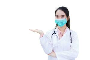 professioneel Aziatisch vrouw dokter draagt medisch gezicht masker en gezicht schild naar beschermen coronavirus covid 19 of pathogeen in Gezondheid zorg concept en shows hand- omhoog terwijl geïsoleerd Aan wit achtergrond. foto