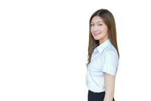 Aziatisch mooi jong vrouw leerling is glimlachen zelfverzekerd en op zoek Bij camera in Universiteit terwijl geïsoleerd Aan wit achtergrond. foto