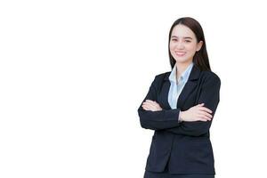 professioneel jong bedrijf Aziatisch werken vrouw wie heeft lang haar- draagt zwart formeel pak met blauw overhemd terwijl ze arm kruispunt en glimlachen gelukkig geïsoleerd Aan wit achtergrond. foto