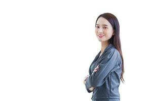 portret van mooi lang haren professioneel jong Aziatisch bedrijf vrouw wie heeft lang haar- staat en arm gekruiste in werkplaats terwijl geïsoleerd Aan wit achtergrond. foto