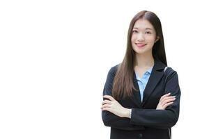 mooi volwassen jong leeftijd Aziatisch professioneel werken vrouw in zwart pak armen gekruiste en looks Bij de camera haar glimlachen gelukkig geïsoleerd Aan wit achtergrond. foto