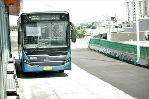 Jakarta, Indonesië-18 juni 2023 transjakarta bussen Aan stad wegen foto