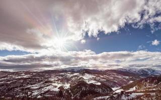 berg zlatibor, servië in de winter. prachtig landschap in de winter, een besneeuwde berg op de zonnige heldere dag. foto