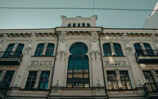 ochtend- Charkov stad centrum gebouw met panoramisch ramen foto. foto