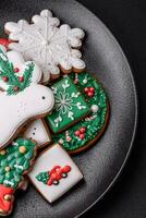 mooi Kerstmis of nieuw jaar kleurrijk eigengemaakt peperkoek koekjes foto