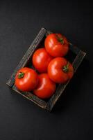 heerlijk vers sappig tomaten Aan een donker beton achtergrond foto