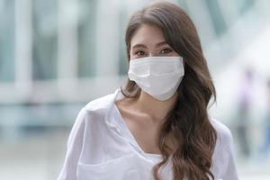 jonge vrouw die medisch gezichtsmasker draagt