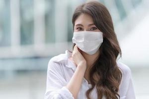 jonge vrouw die medisch gezichtsmasker draagt
