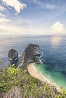 kelingking strand in nusa penida eiland indonesië