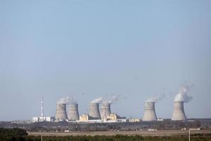 panorama van een kerncentrale. milieuvervuiling. foto