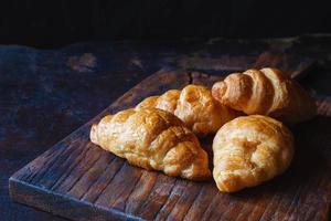 ontbijt croissant brood op de houten tafel foto