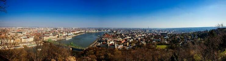 panoramisch visie van de Boedapest stad en Donau rivier- van gellert heuvel foto