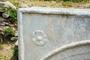 detail van de houtsnijwerk Bij de oude ruïnes Aan de Romeins agora gelegen naar de noorden van de acropolis in Athene foto