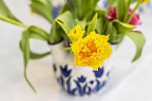 gele tulpen in een vaas in de tuin. voorjaar. bloeien. foto