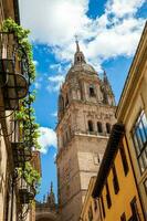 klok toren van de historisch Salamanca kathedraal gezien van de calderon de la Barca straat foto