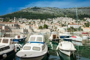 Dubrovnik stad oud haven jachthaven en vestingwerken foto