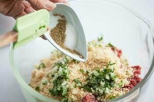 stap door stap levantijn keuken kibbeh voorbereiding. toevoegen de ingrediënten naar bereiden kibbeh in een kom foto