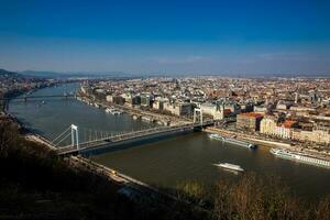 visie van de mooi Boedapest stad en Donau rivier- onder de blauw lucht foto